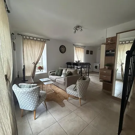 Au Petit Bonheur Apartment *